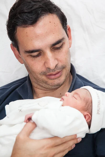 Junger Vater Mit Seinem Neugeborenen Mädchen Tag Ihrer Geburt Krankenhaus — Stockfoto