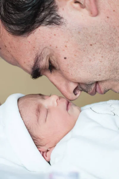 Neugeborenes Mädchen Mit Ihrem Vater Tag Ihrer Geburt Krankenhaus Vaterschaftskonzept — Stockfoto