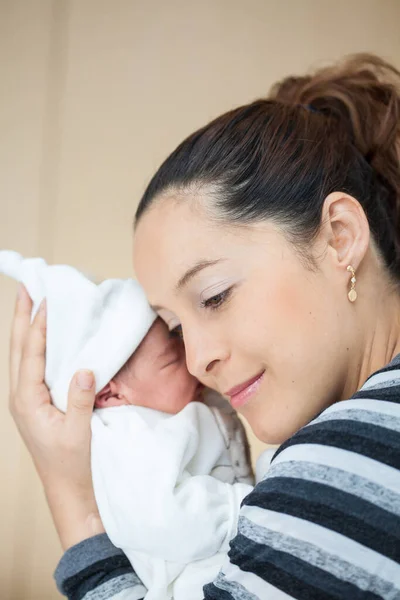 Junge Schöne Mutter Mit Ihrem Neugeborenen Mädchen Tag Ihrer Geburt — Stockfoto