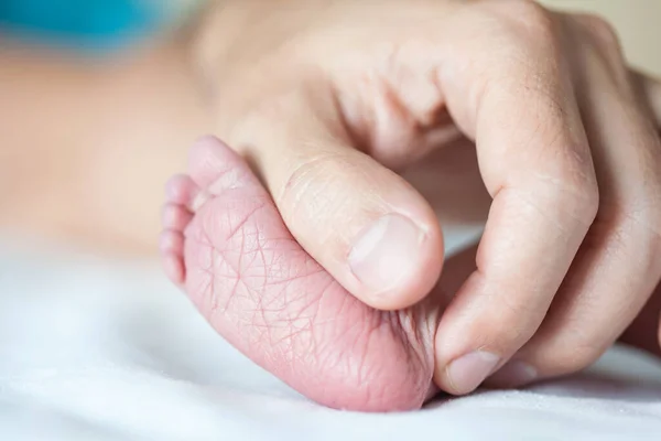 Nahaufnahme Eines Neugeborenen Fußes Und Der Hände Ihres Vaters Tag — Stockfoto