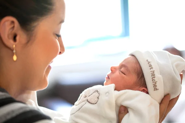 Neugeborenes Mädchen Mit Seiner Mutter Tag Ihrer Geburt Krankenhaus Mutterschaftskonzept — Stockfoto