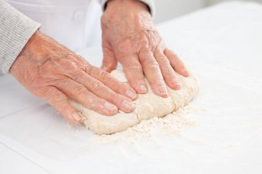 Elle yoğurma. Ev yapımı pizza hamuru hazırlama. Pizza hazırlığı.