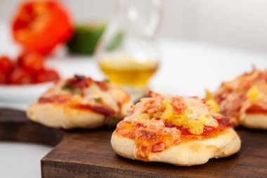 Lezzetli ev yapımı mini pizzalar. Hawaii pizzası..