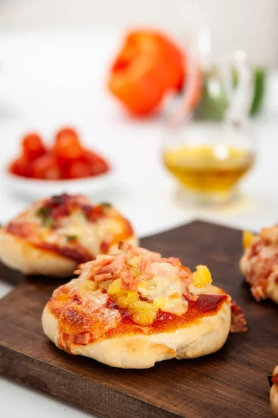 Köstliche Frisch Gebackene Mini Pizzen Hawaiianische Pizza — Stockfoto