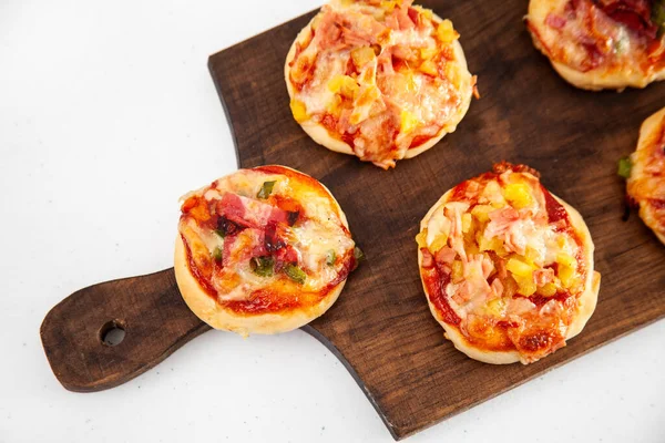 Смачні Щойно Запечені Домашні Міні Піци Саламі Піца — стокове фото