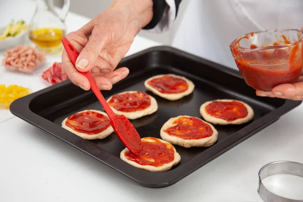 Mujer Mayor Añadiendo Salsa Pizza Masa Estirada Deliciosa Preparación Casera Imágenes De Stock Sin Royalties Gratis