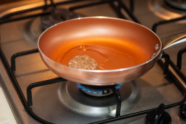 Et burger hazırlığı. Adım adım mini burgerleri hazırlıyorum. Çocuklar ve aperatifler için ev yapımı mini burgerler. Küçük hamburgerler..