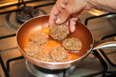 Et burger hazırlığı. Adım adım mini burgerleri hazırlıyorum. Çocuklar ve aperatifler için ev yapımı mini burgerler. Küçük hamburgerler..