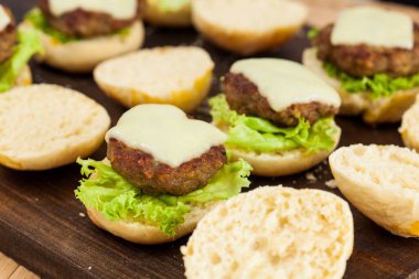 Adım adım mini burgerleri hazırlıyorum. Çocuklar ve aperatifler için ev yapımı mini burgerler. Küçük hamburgerler. Hamburger montajı