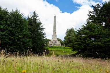 Obelisk, Boyaca Köprüsü yakınlarındaki Kolombiya özgürlüğünün kahramanları onuruna inşa edildi..