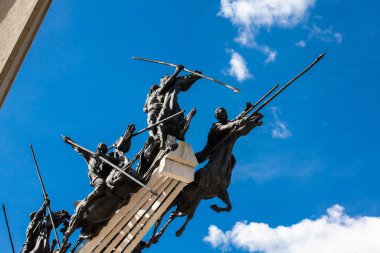 Paipa, Boyaca, Kolombiya 8 Ağustos 2023: Paipa kenti yakınlarındaki Vargas Bataklık Süvarileri anıtının ayrıntıları. Kolombiyalı sanatçı Rodrigo Arenas Betancourt ve mühendis Guillermo Gonzalez Zuleta tarafından gerçekleştirildi..