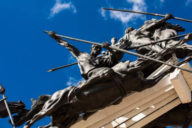 Paipa, Boyaca, Kolombiya 8 Ağustos 2023: Paipa kenti yakınlarındaki Vargas Bataklık Süvarileri anıtının ayrıntıları. Kolombiyalı sanatçı Rodrigo Arenas Betancourt ve mühendis Guillermo Gonzalez Zuleta tarafından gerçekleştirildi..