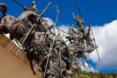 Paipa, Boyaca, Kolombiya 8 Ağustos 2023: Paipa kenti yakınlarındaki Vargas Bataklık Süvarileri anıtının ayrıntıları. Kolombiyalı sanatçı Rodrigo Arenas Betancourt ve mühendis Guillermo Gonzalez Zuleta tarafından gerçekleştirildi..