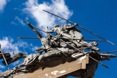 Paipa, Boyaca, Kolombiya 8 Ağustos 2023: Paipa kenti yakınlarındaki Vargas Bataklık Süvarileri anıtının ayrıntıları. Kolombiyalı sanatçı Rodrigo Arenas Betancourt ve mühendis Guillermo Gonzalez Zuleta tarafından gerçekleştirildi..