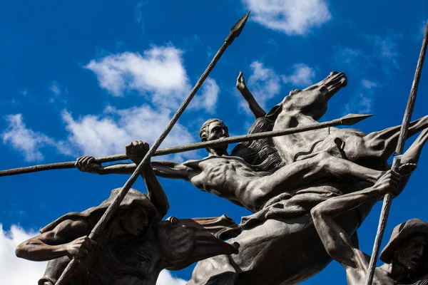 Paipa, Boyaca, Kolombiya 8 Ağustos 2023: Paipa kenti yakınlarındaki Vargas Bataklık Süvarileri anıtının ayrıntıları. Kolombiyalı sanatçı Rodrigo Arenas Betancourt ve mühendis Guillermo Gonzalez Zuleta tarafından gerçekleştirildi..