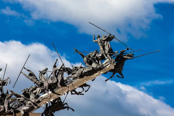 Paipa, Boyaca, Kolombiya 8 Ağustos 2023: Paipa kenti yakınlarındaki Vargas Bataklık Süvarileri anıtının ayrıntıları. Kolombiyalı sanatçı Rodrigo Arenas Betancourt ve mühendis Guillermo Gonzalez Zuleta tarafından gerçekleştirildi..