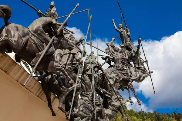 Paipa, Boyaca, Kolombiya 8 Ağustos 2023: Paipa kenti yakınlarındaki Vargas Bataklık Süvarileri anıtının ayrıntıları. Kolombiyalı sanatçı Rodrigo Arenas Betancourt ve mühendis Guillermo Gonzalez Zuleta tarafından gerçekleştirildi..