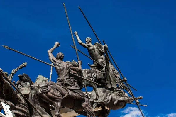 Paipa, Boyaca, Kolombiya 8 Ağustos 2023: Paipa kenti yakınlarındaki Vargas Bataklık Süvarileri anıtının ayrıntıları. Kolombiyalı sanatçı Rodrigo Arenas Betancourt ve mühendis Guillermo Gonzalez Zuleta tarafından gerçekleştirildi..