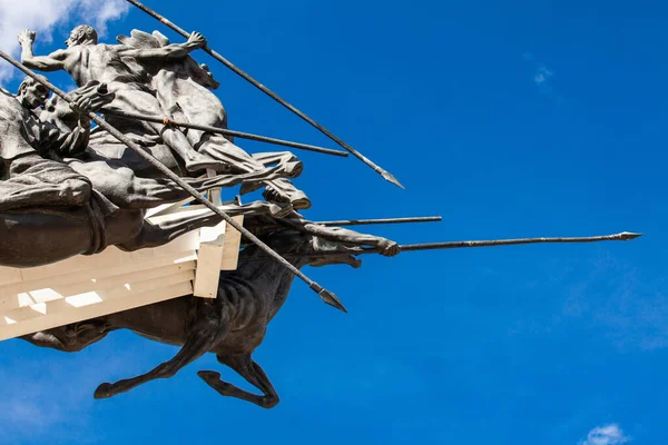 Paipa, Boyaca, Kolombiya 8 Ağustos 2023: Paipa kenti yakınlarındaki Vargas Bataklık Süvarileri anıtının ayrıntıları. Kolombiyalı sanatçı Rodrigo Arenas Betancourt ve mühendis Guillermo Gonzalez Zuleta tarafından gerçekleştirildi..