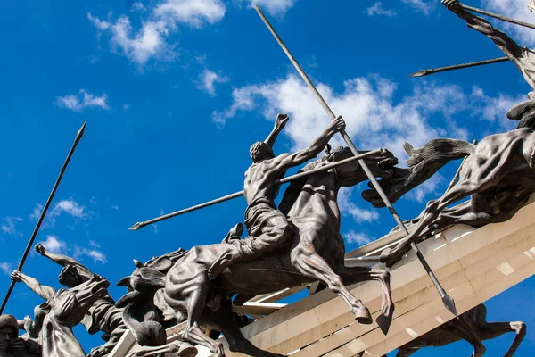 Paipa, Boyaca, Kolombiya 8 Ağustos 2023: Paipa kenti yakınlarındaki Vargas Bataklık Süvarileri anıtının ayrıntıları. Kolombiyalı sanatçı Rodrigo Arenas Betancourt ve mühendis Guillermo Gonzalez Zuleta tarafından gerçekleştirildi..