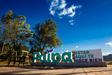 Paipa, Boyaca, Kolombiya 8 Ağustos 2023. 1956 yılında Paipa belediyesine turizm potansiyeli sağlamak için inşa edilen Sochagota yapay gölünün yürüyüş yolunun üzerindeki Paipa şehir tabelası..