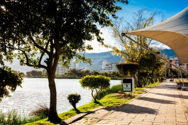 Paipa, Boyaca, Kolombiya 8 Ağustos 2023: 1956 'da Doğu Kolombiya' nın Boyaca bölgesinde Paipa belediyesine turizm potansiyeli sağlamak amacıyla inşa edilen Sochagota yapay gölü yolu..