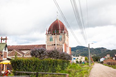 Tunja Sogamoso Yolu 'ndaki Mucize Kilisesi' nin güzel hanımı.