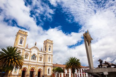 SOGAMOSO, KOLOMBİYA - 2023 AĞUSTOS. Sogamoso şehir merkezindeki Plaza de la Villa ve San Martin de Tours Katedrali 'ndeki El Dorado efsanesi anıtı.