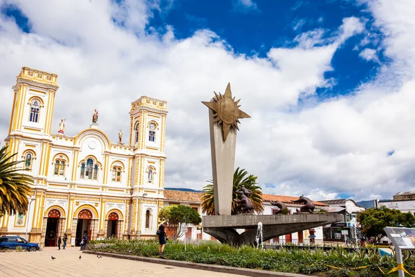 Sogamoso Colombia 2023年8月 Sogamoso市中心广场的El Dorado传奇纪念碑 称为Villa广场和San Martin Tours大教堂 — 图库照片