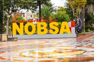 Nobsa, Boyaca, Kolombiya - 9 Ağustos 2023. Güzel küçük bir kasaba olan Nobsa, Kolombiya 'nın Boyaca bölgesindeki geleneksel el yapımı yakutlarıyla tanınır. Kasabanın ana parkında nobsa işareti var..