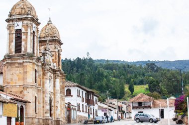 Tibasosa, Boyaca, Kolombiya - 9 Ağustos 2023. Kolombiya 'nın Boyaca Bölümü' ndeki Tibasosa kasabasının merkez meydanında bulunan tarihi Meryem Ana 'mız.