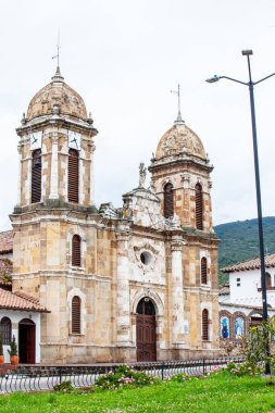 Kolombiya 'nın Boyaca Bölümü' ndeki Tibasosa kasabasının merkez meydanında bulunan tarihi Meryem Ana 'mız.