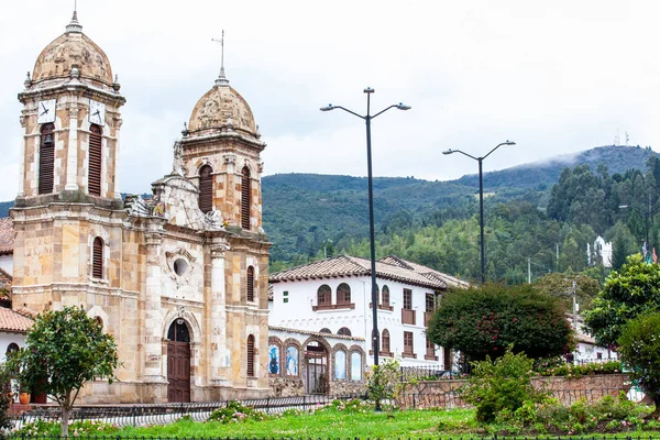 位于哥伦比亚博亚卡省Tibasosa小镇中央广场的玫瑰教堂历史夫人 — 图库照片