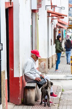 Tibasosa, Boyaca, Kolombiya - 9 Ağustos 2023. Büyük adam ve köpeği Kolombiya 'nın Boyaca Bölümü' ndeki küçük Tibasosa kasabasında.