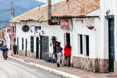 Tibasosa, Boyaca, Kolombiya - 9 Ağustos 2023. Kolombiya 'nın Boyaca bölgesindeki küçük Tibasosa kasabasının güzel dağ ve caddelerinin manzarası
