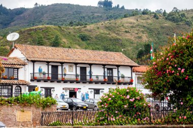 Tibasosa, Boyaca, Kolombiya - 9 Ağustos 2023. Kolombiya 'nın Boyaca bölgesindeki küçük Tibasosa kasabasının güzel dağ ve evleri görülüyor.