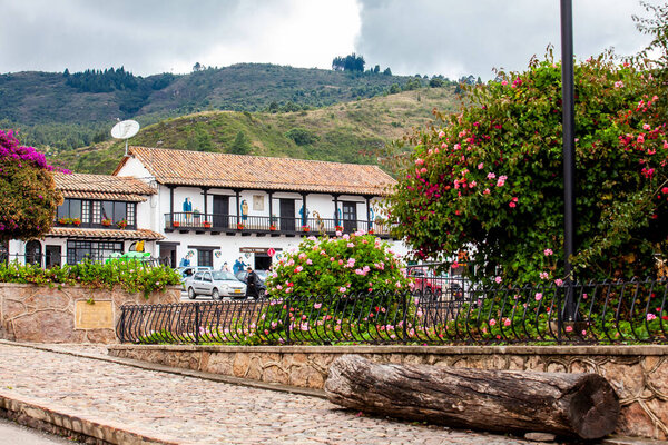 Тибаск, Бояка, Колумбия - 9 августа 2023 года. Вид на красивые горы и дома маленького городка Тибасоса в регионе Бояка в Колумбии