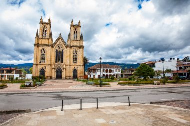 Kolombiya 'nın Boyaca bölgesinde yer alan Firavitoba kasabasının merkez meydanında Karların Hanımefendisi Tarihi Küçük Bazilikası