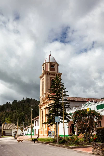 Iza Boyaca Colombia August 9Th 2023 1678年 在美丽的伊扎小镇中央广场上建造了神圣的救世主教区圣殿 — 图库照片