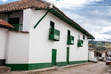 Kolombiya 'nın Boyaca Bölümü' nde bulunan Iza adlı küçük bir koloninin sokaklarının güzel mimarisi.