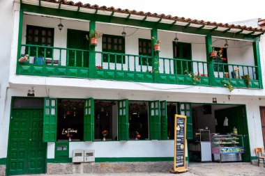 Iza, Boyaca, Kolombiya - 9 Ağustos 2023. Kolombiya 'nın Boyaca Bölümü' nde bulunan Iza adlı küçük bir koloninin sokaklarının güzel mimarisi.