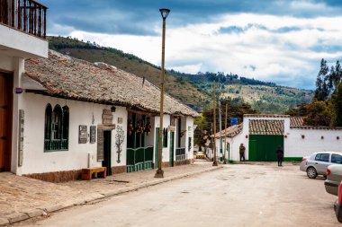 Iza, Boyaca, Kolombiya - 9 Ağustos 2023. Kolombiya 'nın Boyaca Bölümü' nde bulunan Iza adlı küçük bir koloninin sokaklarının güzel mimarisi.