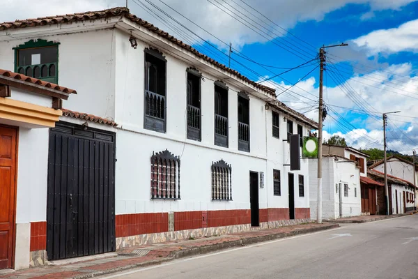 哥伦比亚博亚卡省伊扎殖民地小镇街道的美丽建筑 — 图库照片