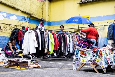 BOGOTA, COLOMBIA - Temmuz 2023. Bogota şehir merkezinde bit pazarı manzarası