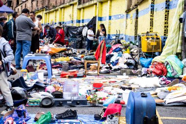 BOGOTA, COLOMBIA - Temmuz 2023. Bogota şehir merkezinde bit pazarı manzarası