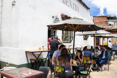 Bogota, Kolombiya - 2 Temmuz 2023. Gonzalo Jimenez de Quesada 'nın 1539 yılında Bogota' nın temellerini attığı ünlü Chorro de Quevedo 'daki turistler.