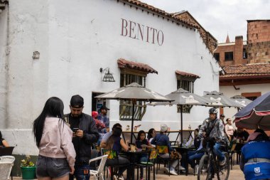 Bogota, Kolombiya - 2 Temmuz 2023. Gonzalo Jimenez de Quesada 'nın 1539 yılında Bogota' nın temellerini attığı ünlü Chorro de Quevedo 'daki turistler.