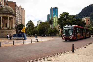 Bogota, Kolombiya - 2 Temmuz 2023. Bogota şehir merkezindeki Eje Ambiental 'deki Transmilenio otobüsü.