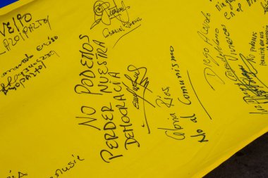 Bogota, Kolombiya - 18 Ekim 2023. Kolombiya bayrağında Bogota Kolombiya 'daki askeri ve polis kuvvetlerinin Gustavo Petro hükümetine karşı aktif rezerv üyelerinin barışçıl protestolarında yazılan mesajlar..