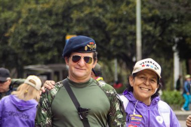 Bogota, Kolombiya - 18 Ekim 2023. Gustavo Petro hükümetine karşı Bogota Kolombiya 'daki aktif askeri ve polis kuvvetleri mensuplarının barışçıl protestosu.